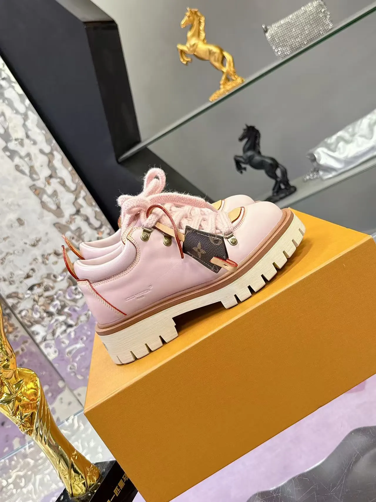 Factory price: 700💰 LV | Louis Vuitton 🧡💚2025 autumn and winter new style, top version ⚠️ The counter features the latest LV REMIX lace-up mountaineering derby shoes, new hard goods 🆕 ❥BS purchasing level! Full of high-end feel! A popular model among bloggers at home and abroad, it’s retro and fashionable, and looks stunning on your feet! Mainly recommended model on the official website★ ▪️Upper: top-quality first-layer cowhide ▪️Inner lining: imported sheepskin ▪️Outsole: original molded T men's shoes 💰U anti-slip outsole ▪️Sole height: 3.5cm ▪️Shoe size: Female 35-41 (41 customized, non-refundable) Male 39-45 (46 customized, non-refundable)